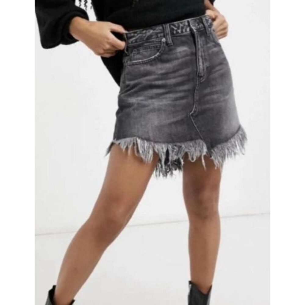 Free People Women’s Bailey Fringed Fray Hem Denim Mini Skirt size 26 Boho Grunge